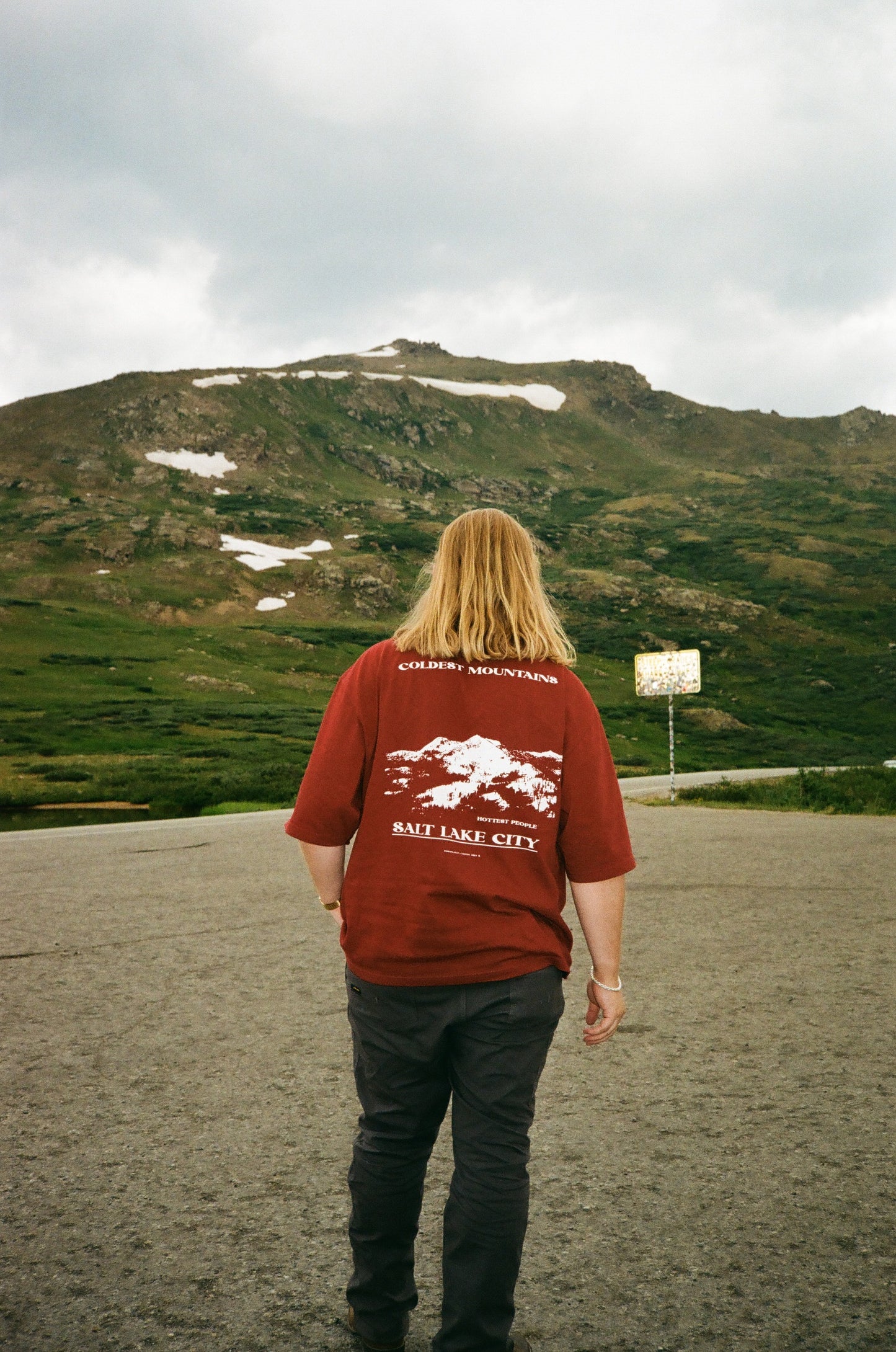"COLDEST MOUNTAINS, HOTTEST PEOPLE" OVERSIZED T-SHIRT